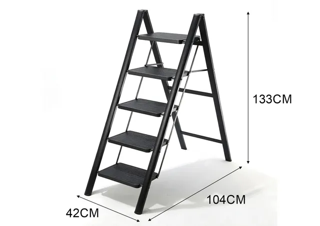 Escalera, 42 × 104 × 133 cm